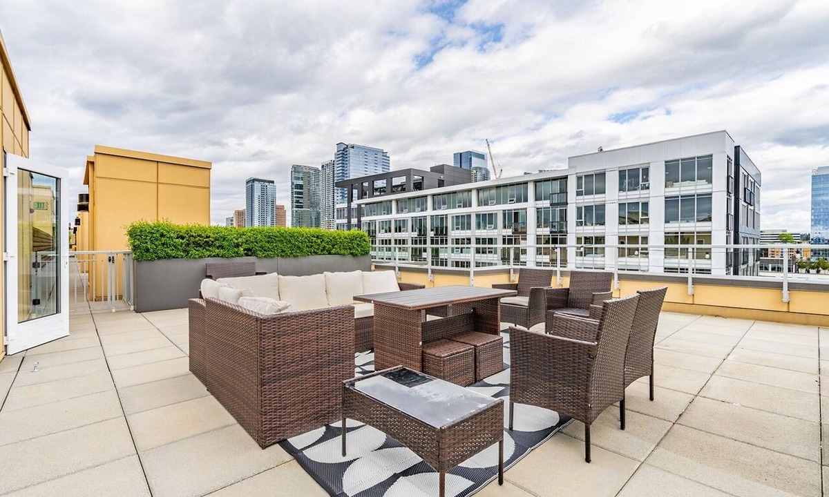 West Bellevue Apartment | 2BR Penthouse | Bellevue | Sophari Parkside G
