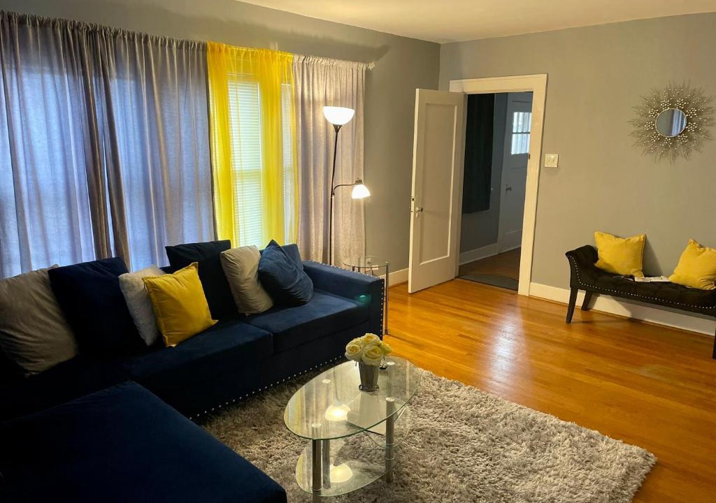 South Central Houston Apartment | 2nd level duplex, Downtown Houston near Toyota Center, Smoking allowed on Balcony!