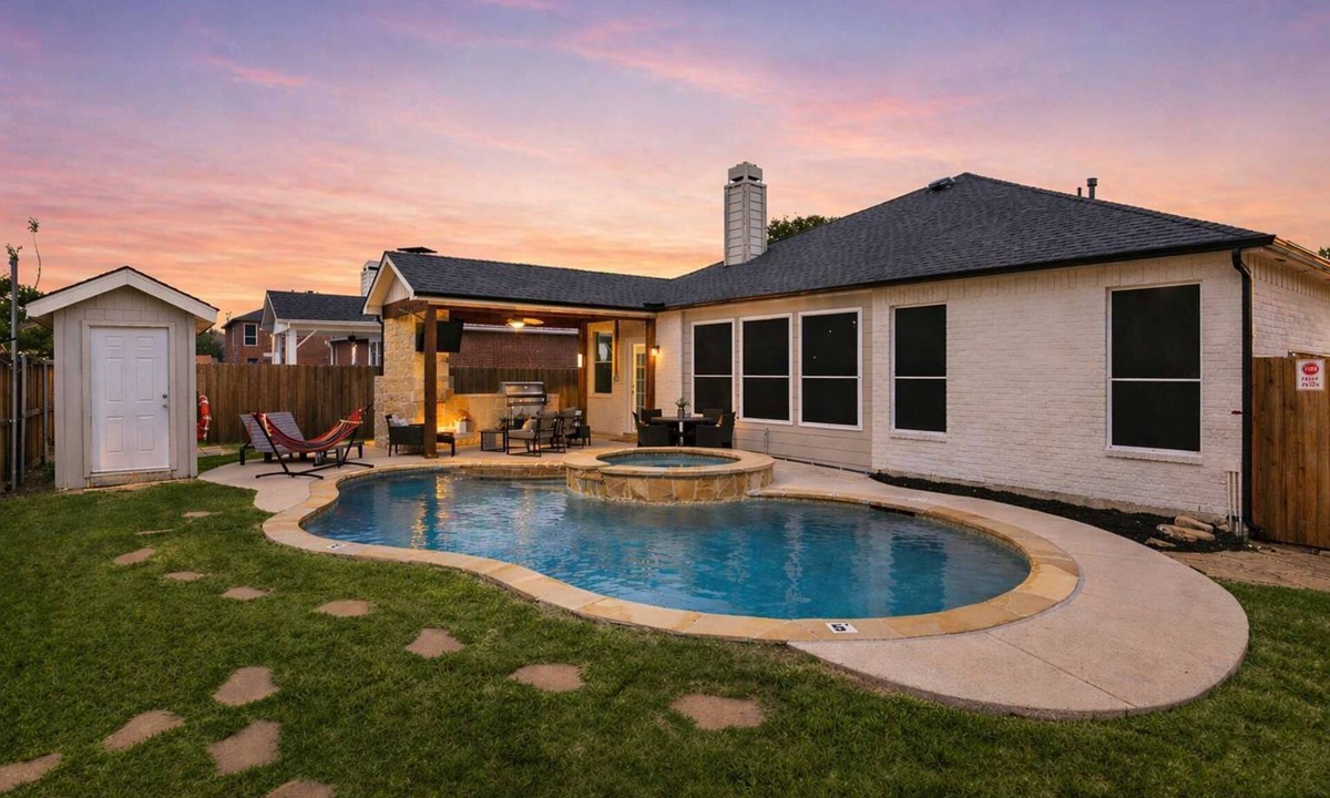 Corinth House | 3/2 Cozy Home near UNT & TWU-Pool, BBQ, Gym, Games