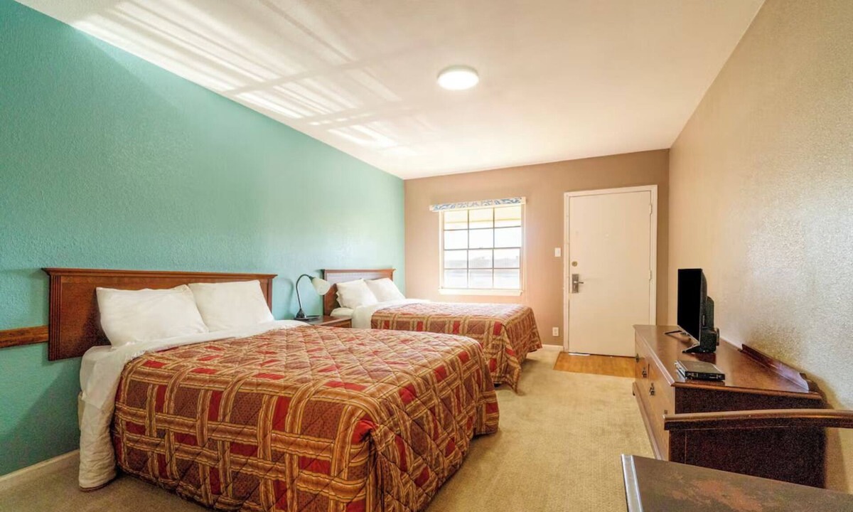 Sweet Home Hotel | 3 Affordable Rooms for Families & Groups | Yoakum Heritage Museum - 1.3 mi away