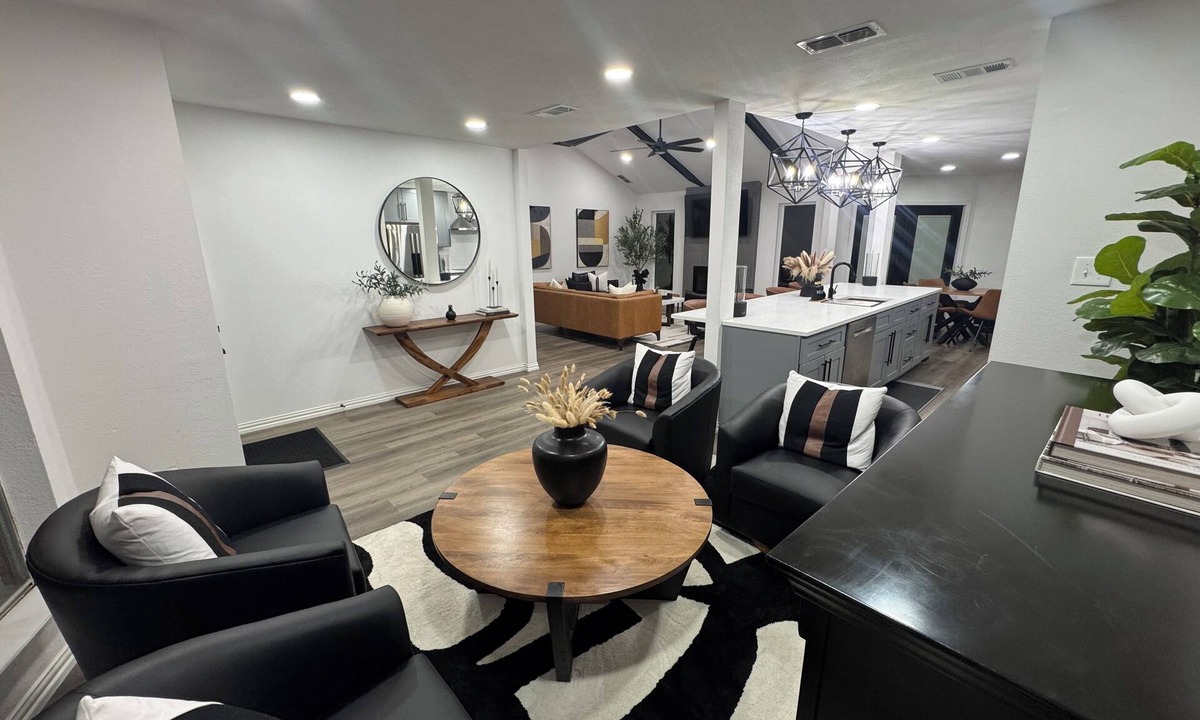 North Arlington House | 3 bd - 3 ba home with yard 2 mi from Dallas Stadium. IDEAL for World Cup Stay!