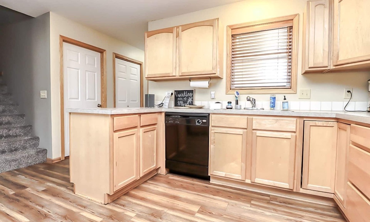 Lincoln House | 3 Bed, 2.5 Bath | Sleeps 8 Guests | Backyard Oasis