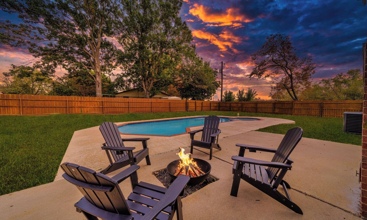 Denton House | 3-bed house in Denton, pool, games, firepit in a huge private fenced yard
