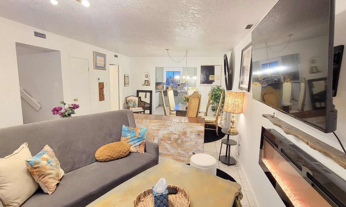 Albuquerque House | 3-bedroom/2 bath fully designer-remodeled house in central Albuquerque, by UNM