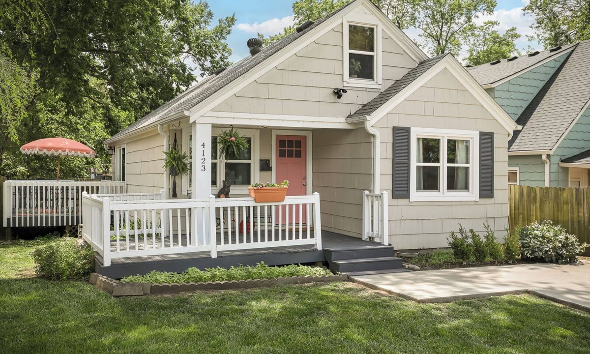 Roeland Park House | 3- Bedroom Bungalow w/Loft: KC Plaza/Stadiums