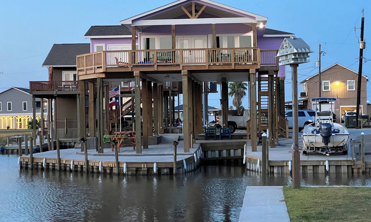 Surfside Beach House | 3-bedroom canal front house in charming Freeport, fisherman's dream!