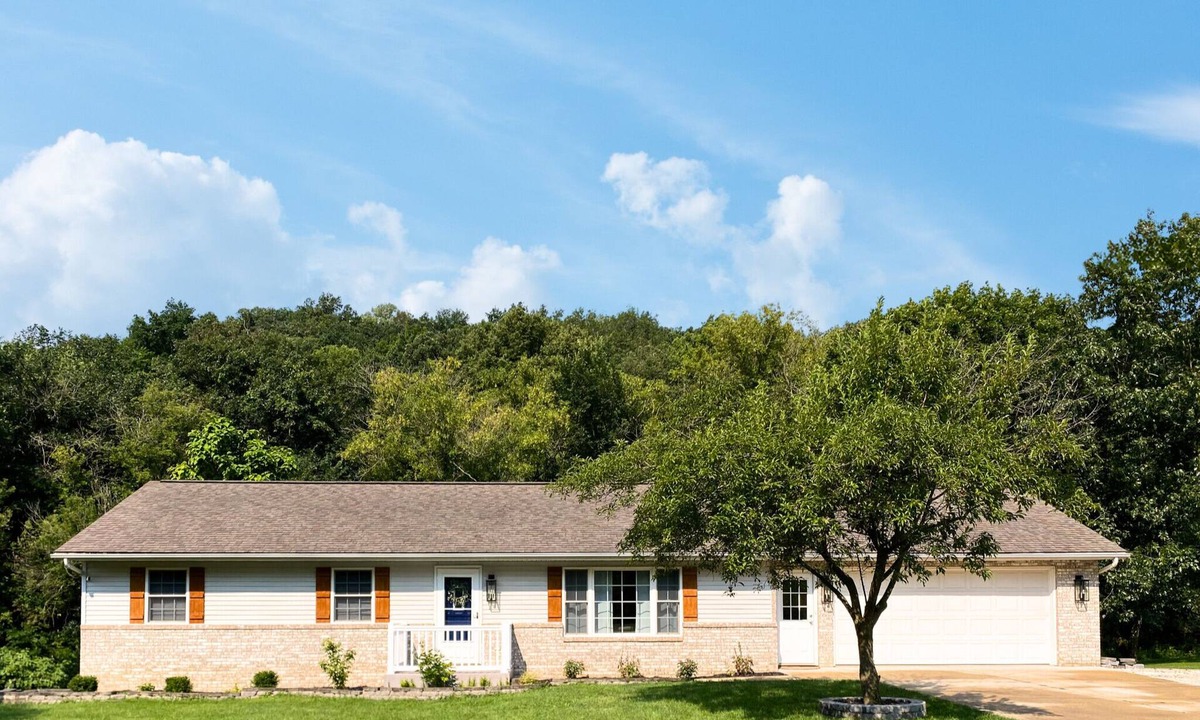 Decorah House | 3 Bedroom Decorah Home - backing up to the bluffs & stream