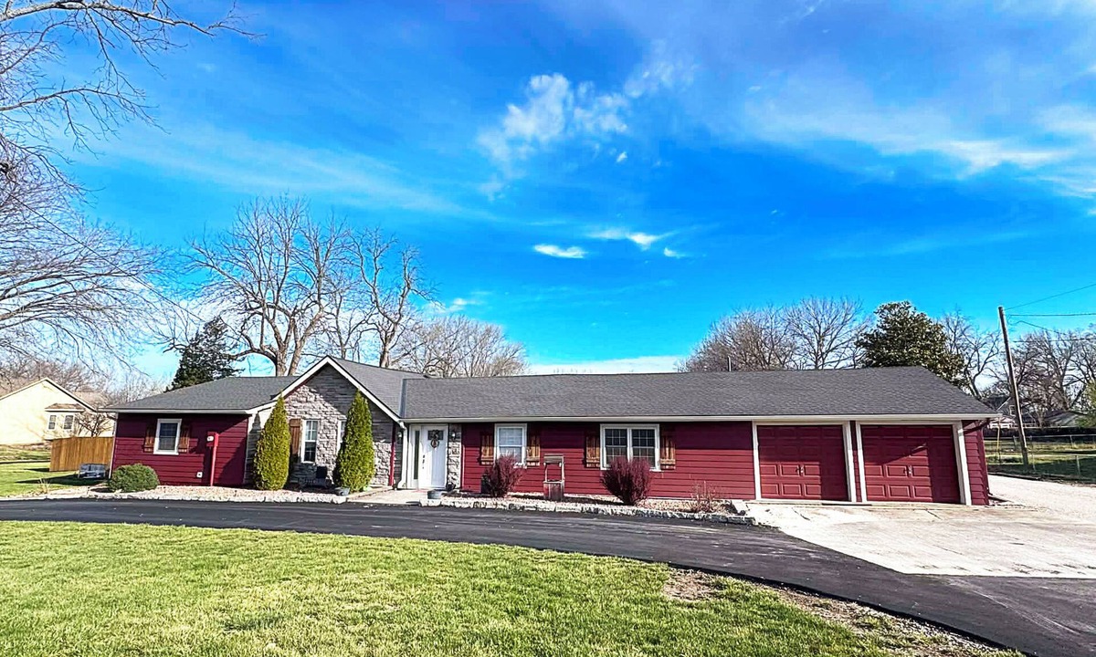 Spring Hill House | 3-bedroom home with great backyard & pool with a private and peacful setting