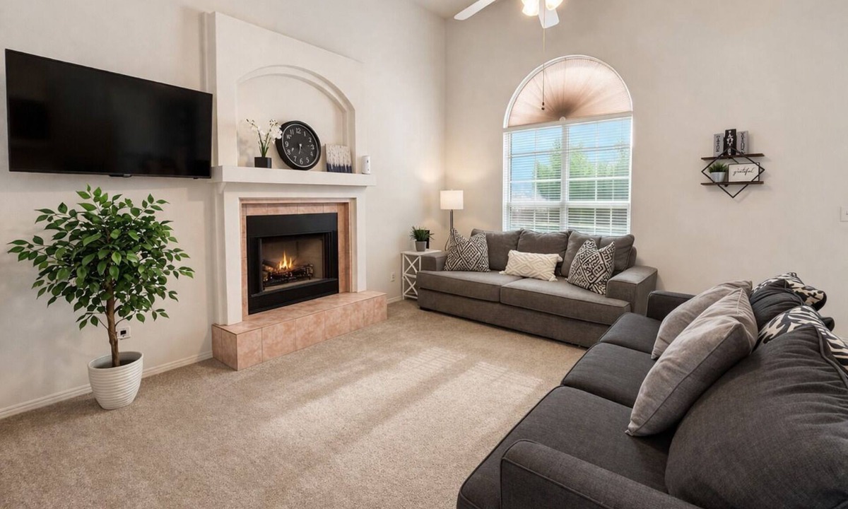 Sun Ridge South House | 3-bedroom house, great location. Shopping and dining nearby