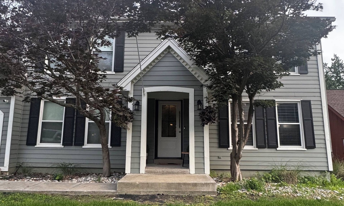 Waldron House | 3-bedroom house in terrific Kansas City with AC for relaxing stays