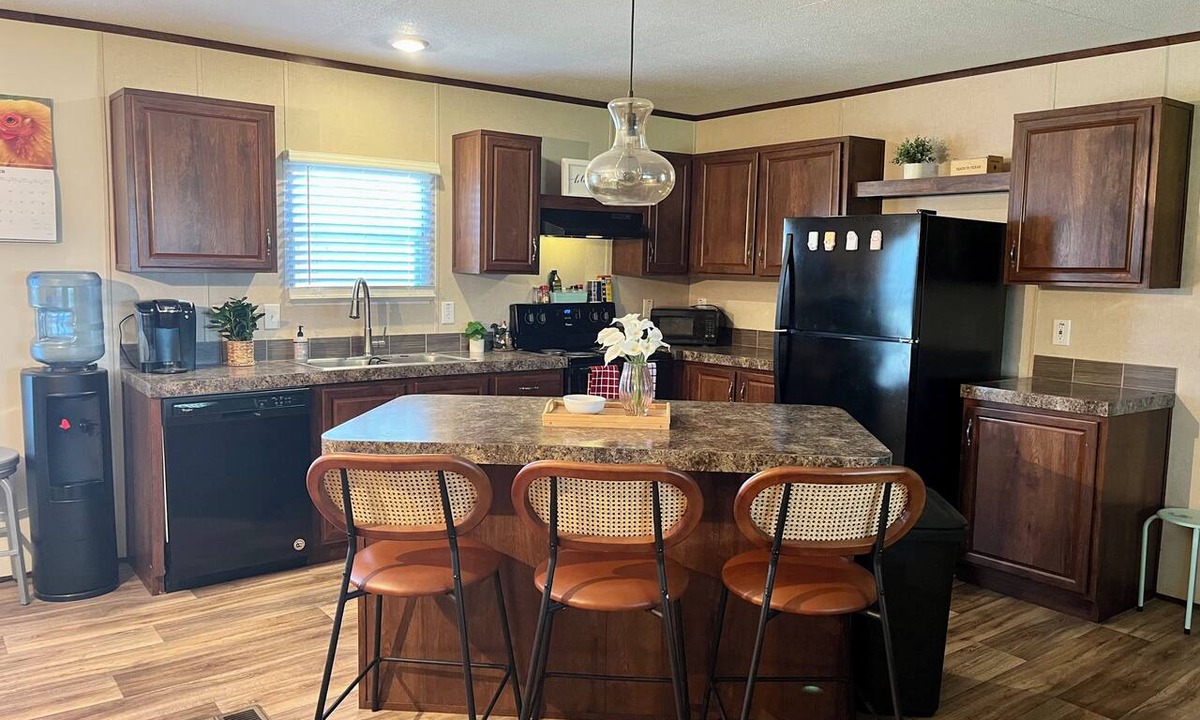 Nada House | 3-bedroom mobile home in peaceful El Campo with AC, WiFi