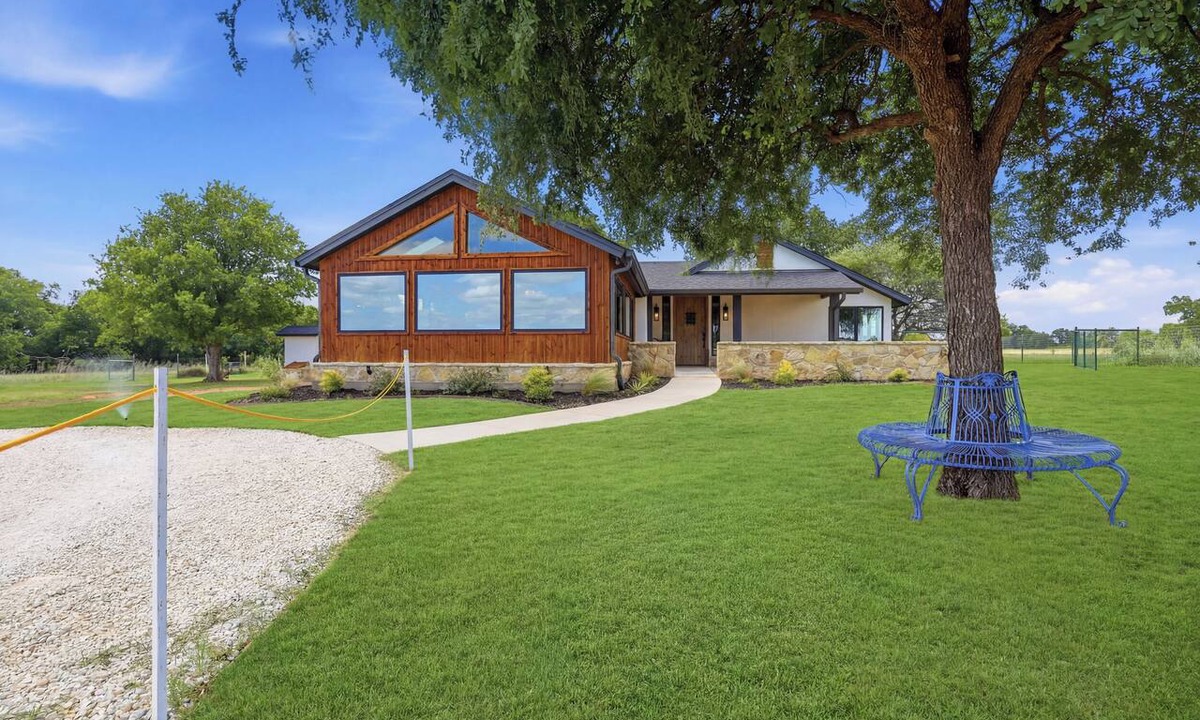 Rainbow House | 3-bedroom+office luxury home on the edge of GlenRose, TX. Private. Pickleball.