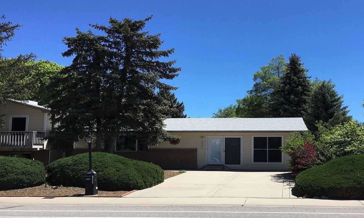 Longmont House | 3 br house, decks, mountain view, courts, lake, playgrounds, 5k path around lake