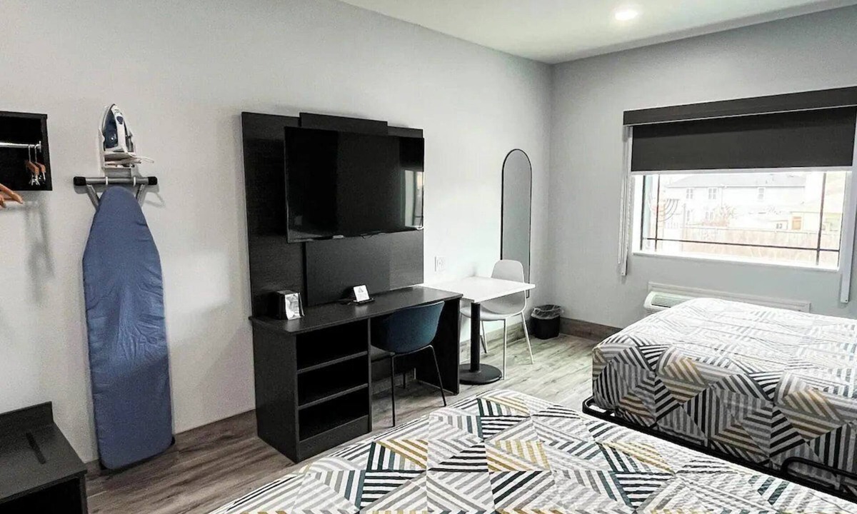 Southeast Houston Hotel | 3 Budget-Friendly Rooms | 6.4 Miles Away from Airport | Pets Allowed