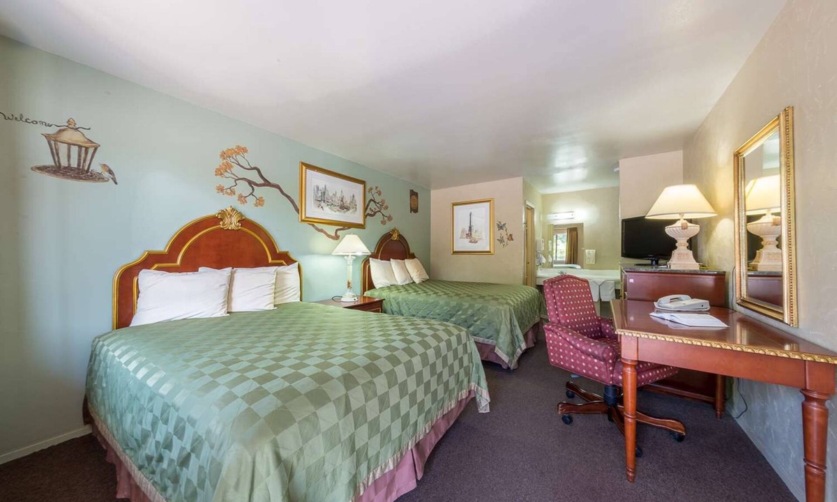 Junction Hotel | 3 Family-Friendly Rooms w/Free Parking | Junction Golf Club - 2.5 miles
