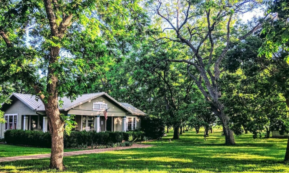 Prairie Lea House | 3 Houses 30 guests Country 14 acre Pecan Orchard