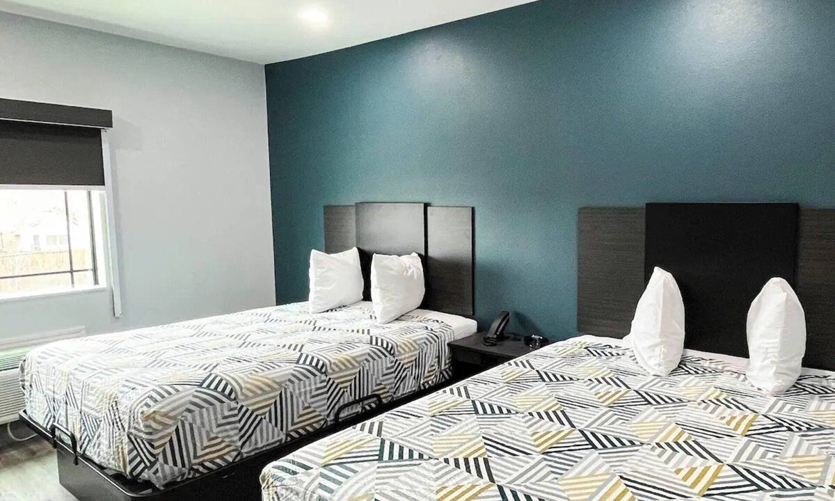 Southeast Houston Hotel | 3 Pet-Friendly Accommodations w/Free Parking | Pearland Town Center - 6 miles