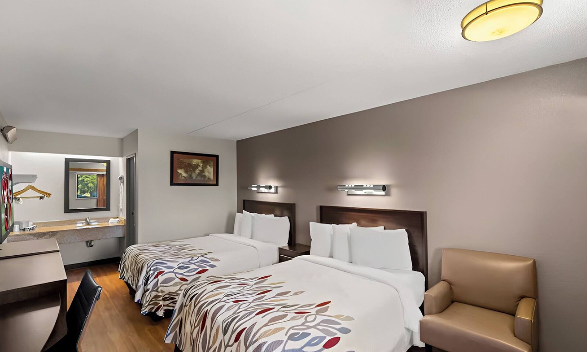 Las Colinas Hotel | 3 Pet-Friendly Rooms Near Historic Main Street, Local Festivals & Lake Activity