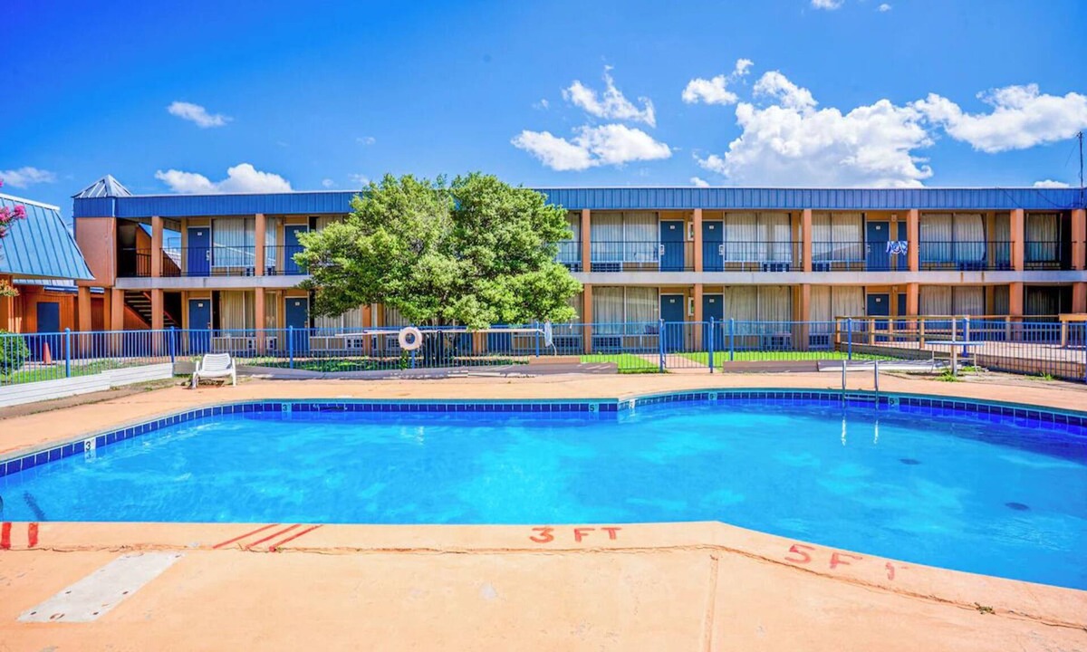 Lawton Hotel | 3 Restful Full Bed Rooms Close to USPHS & Cameron University