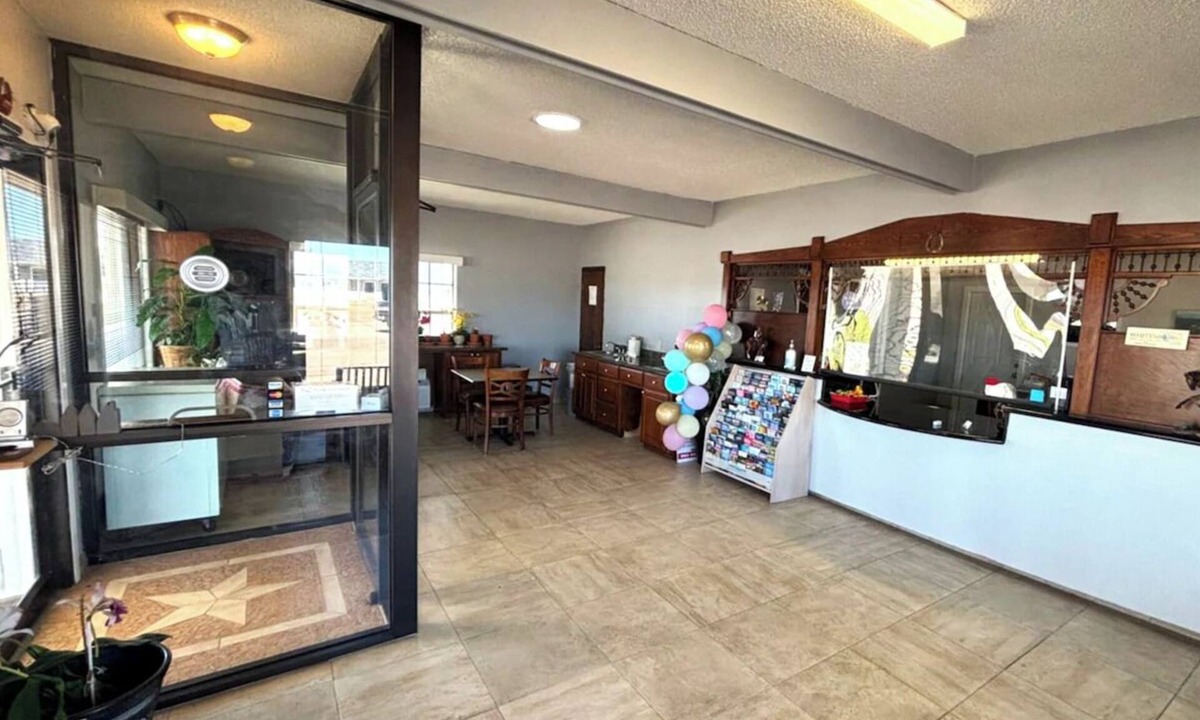 Whitesboro Hotel | 3 Rooms - Relaxing Stay w/2 Queen Beds Close to Local Parks and Trails