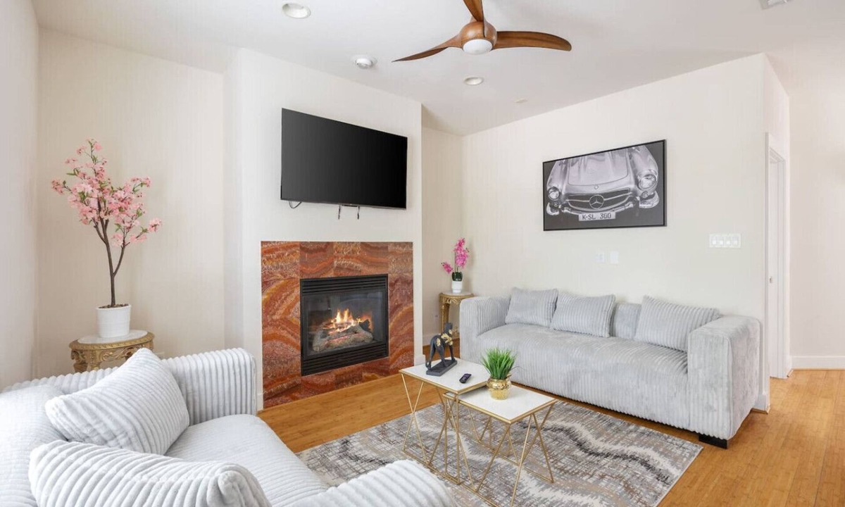 Oak Lawn Villa | 30% Off - 3 Bed Townhome- Oak Lawn - Pet Friendly