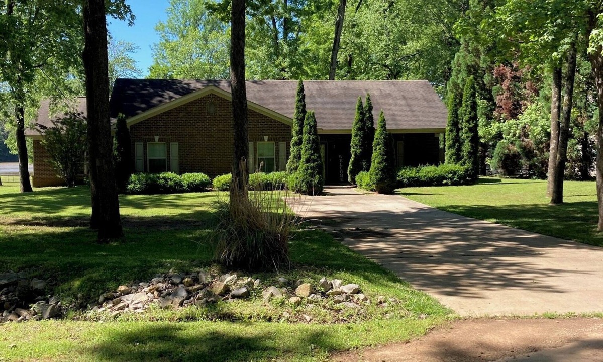 Athens House | 3B 2B Elk River home Why stay in a hotel when you can have a home? Work & Play