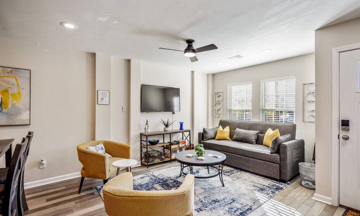 Washington Ave./ Memorial Park House | 3bed/3ba home- huge backyard - Mins from Downtown