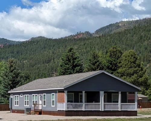 Hermosa House | 3Bed2Bath with Creek and Open Spaces