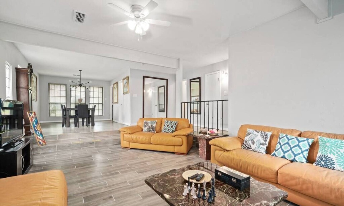 Southridge House | 4 Bedroom 3 full bath 1 story w/Big yard