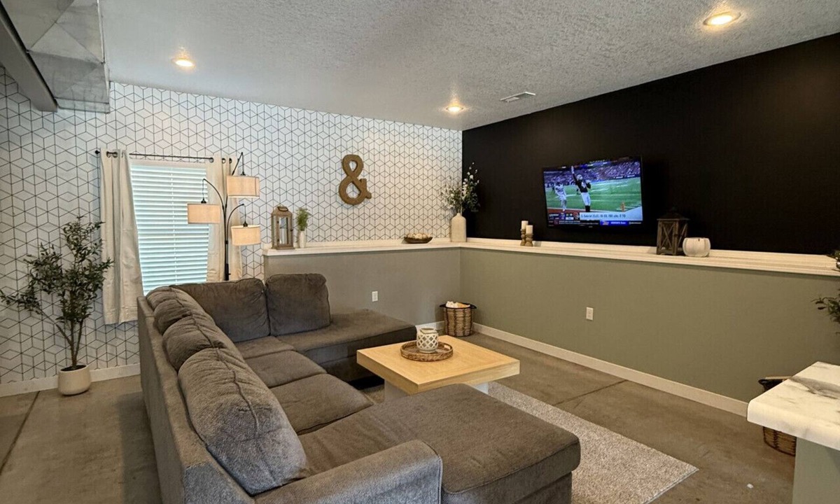 Maryville Villa | 4 bedroom/4.5 bathroom/8 beds/pets/pool table