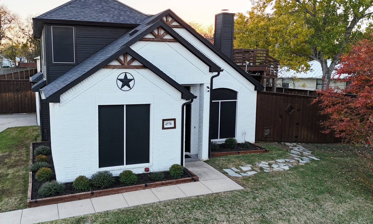 The Colony House | 4-bedroom lake community, hot tub, firepit, media room, gym