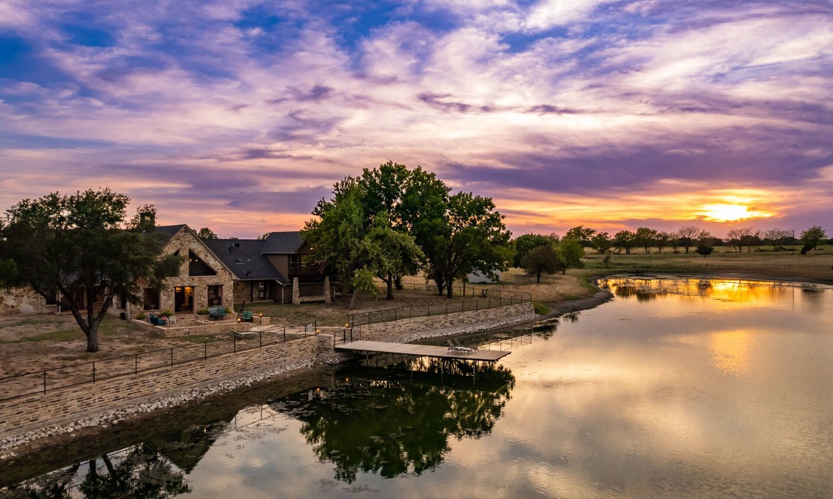 Gober House | 4 BR Farmhouse with Private Lake