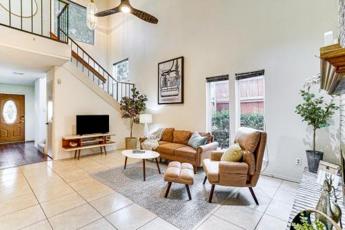 West Arlington House | 4 Mi to AT&T Stadium: Fort Worth Townhome!