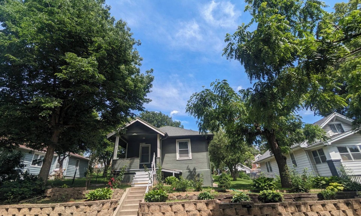 Omaha House | 4 minutes to zoo & 10 minutes to downtown! 2 bedroom, 3 bed home w/patio & yard