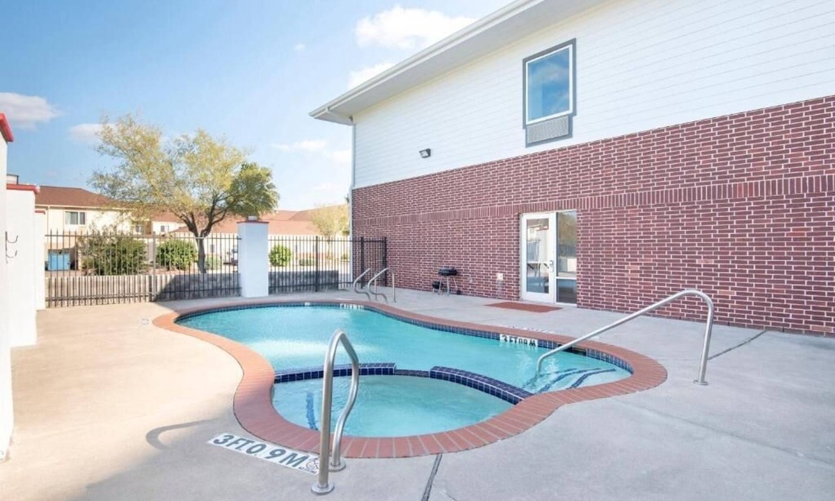 Clute Hotel | 4 Private Rooms Designed for Guests Seeking Comfort & Safety