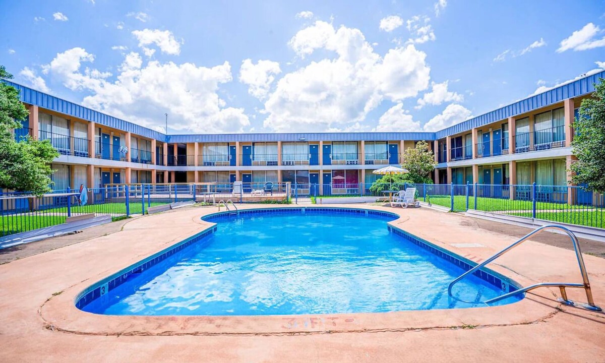 Lawton Hotel | 4 Units to Relax w/Full Bed Minutes from Comanche National Museum and Cultural