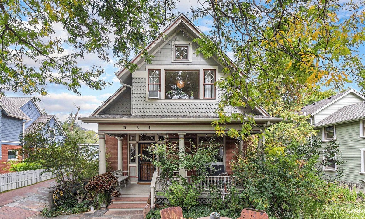 Lower Arapahoe House | 4Bd Creekside Retreat w/hot tub in the heart of Boulder – Walk to Pearl Street!