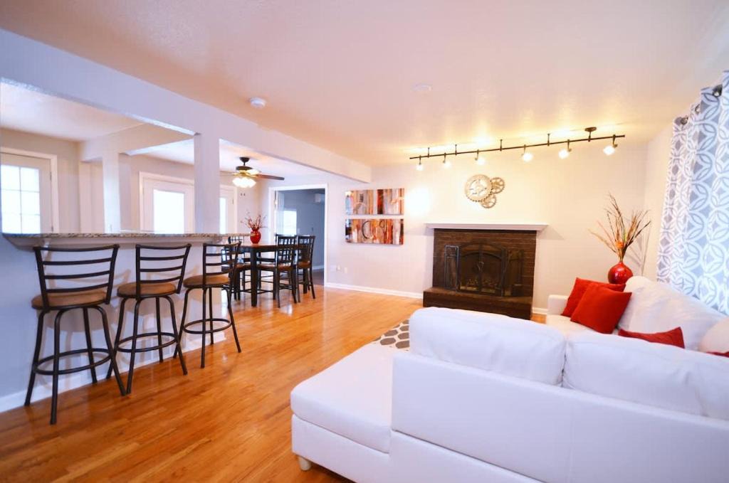 Lakewood House | 5 bdrm Near Belmar - Dining Shops Movie Theater Entertainment & Red Rocks
