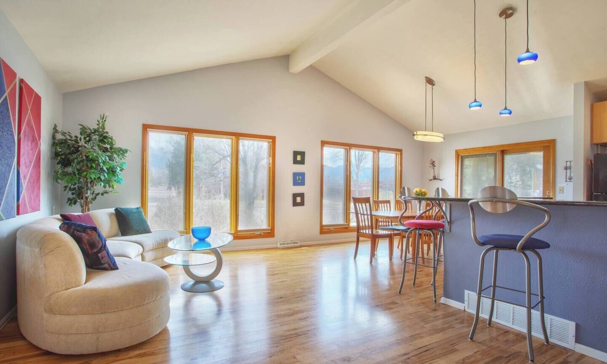 Keewayden House | 5 bedroom, 3 bath ~ Sleeps 12, Great for Families