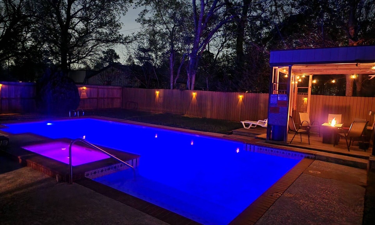 Pearland House | 5 Bedroom Home With A Private Pool & Spa.