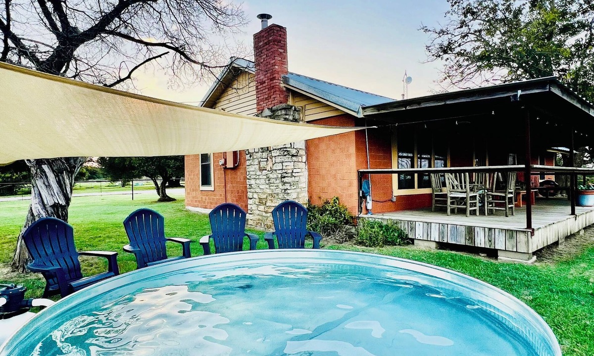 Glen Rose House | 5 BR family ranch home, near Fossil Rim, hiking, farm animals and COWBOY POOL