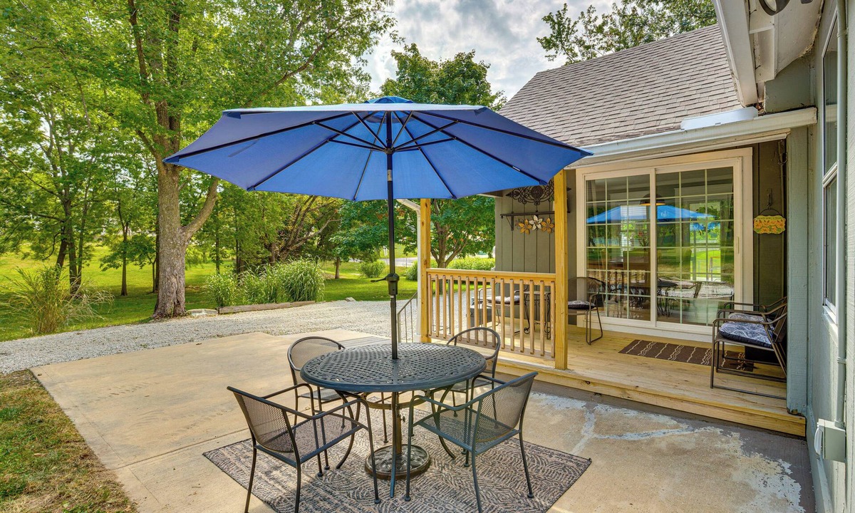 Kansas City House | 5 Mi to Kansas Speedway - ‘Cowtown Cutie KC’