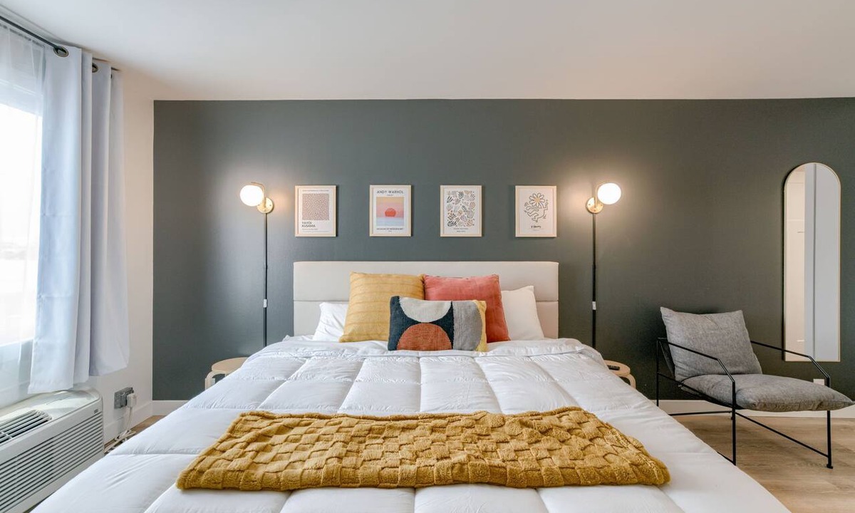Lincoln Hotel | 5 min. to Lincoln's top attractions. King size bed, kitchenette & outdoor space