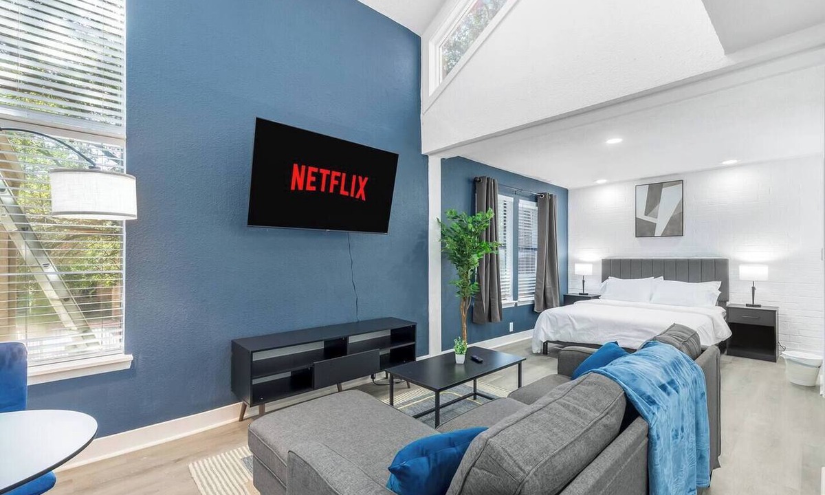 Dallas Apartment | 5 Min to Love Field | Gated+Guard | 2BR | Parking