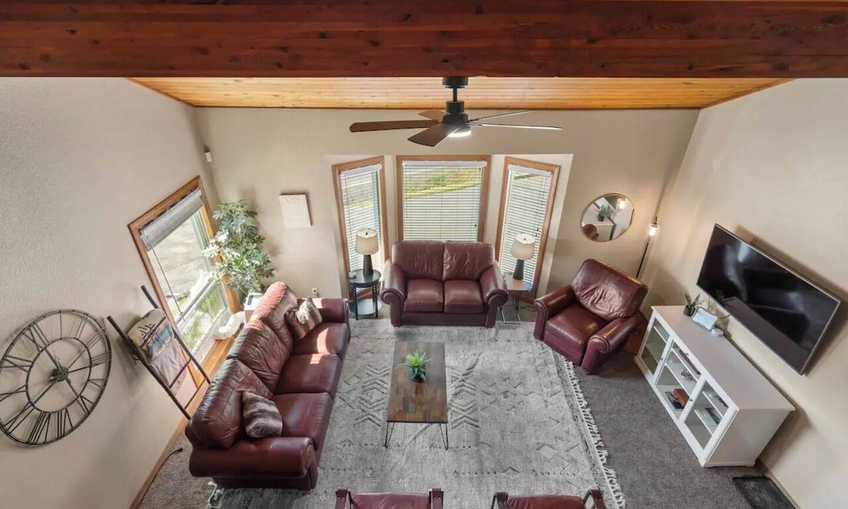 Cascade Condo | ​5-Min Walk to Lake! Spacious 5BR Condo w/Fire Pits