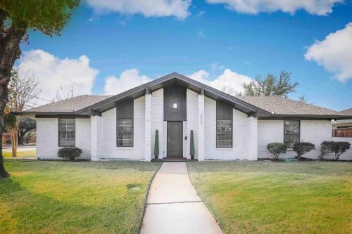 Northwest Dallas House | 5 STAR House - Chic Mid-Century Modern Luxury Home