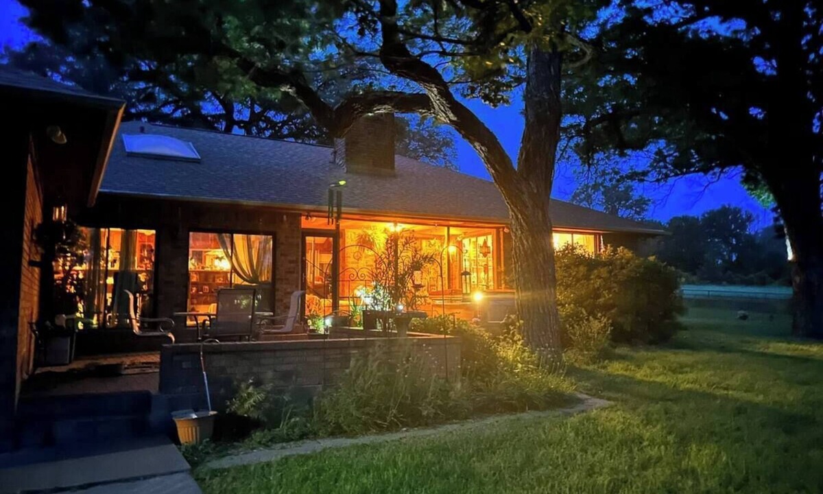 Hamilton Bed & Breakfast | 5 star private ranch duplex with a million dollar view