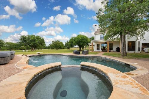 Glen Rose House | 50 Acre Countryside Haven With Hiking Trails, Arcade & Pool
