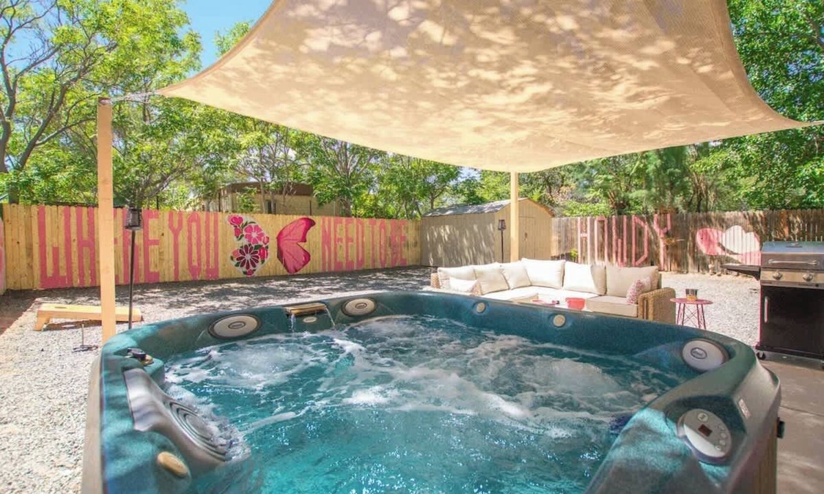 Pat Hurley House | 50 Shades of Pink+Hot Tub+ No Pet Fee