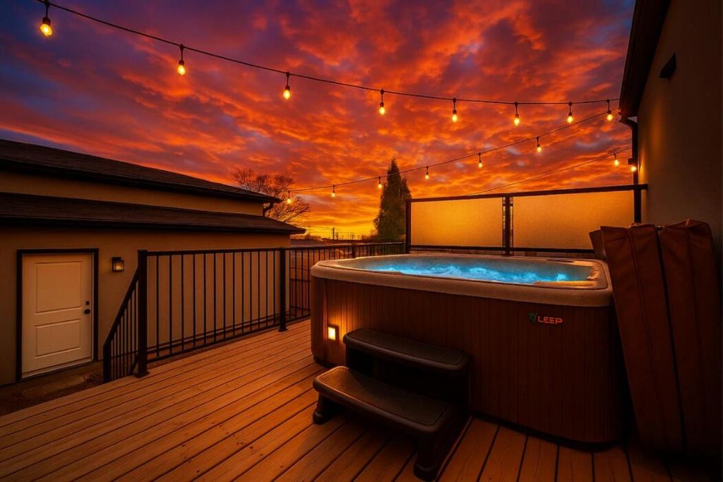 Southside Apartment | 5BDRM Chic Modern Home-Hot Tub-King Bed-AC-Garage